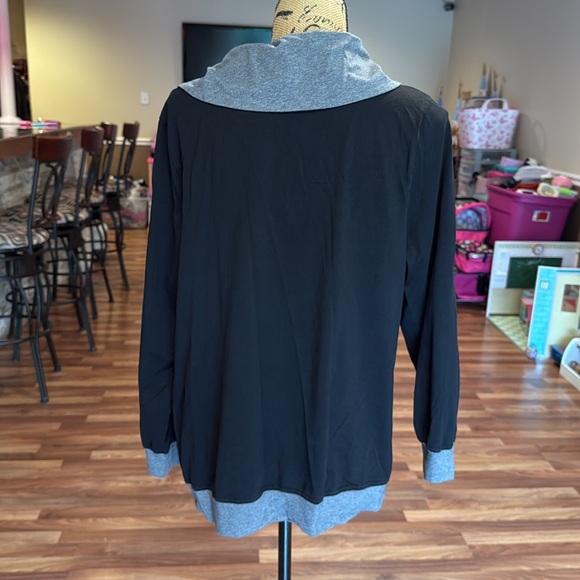 Fold over neckline with butterfly designs with sequins - Picture 4 of 8